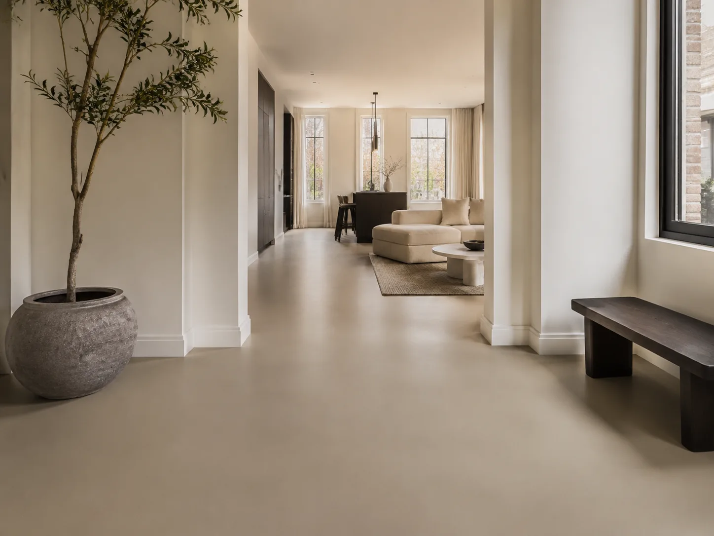 Luxe interieur met een naadloze warmgrijze gietvloer